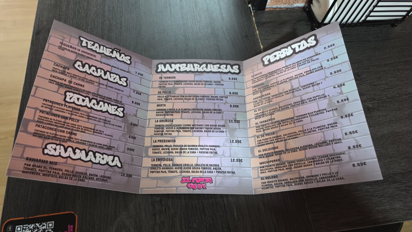 Carta menú desplegable estilo graffiti con hamburguesas y shawarma