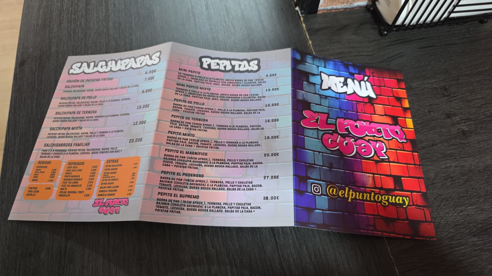 Carta menú desplegable El Punto Guay con diseño colorido estilo mural