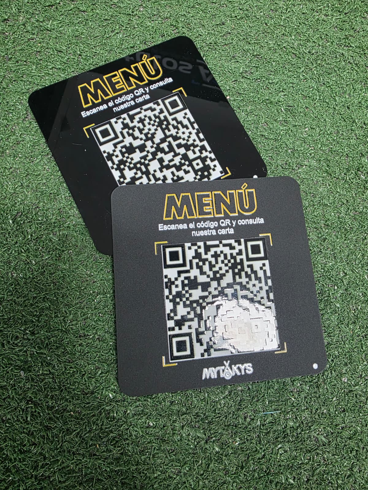 Tarjetas menú QR Mytakys con diseño negro y dorado