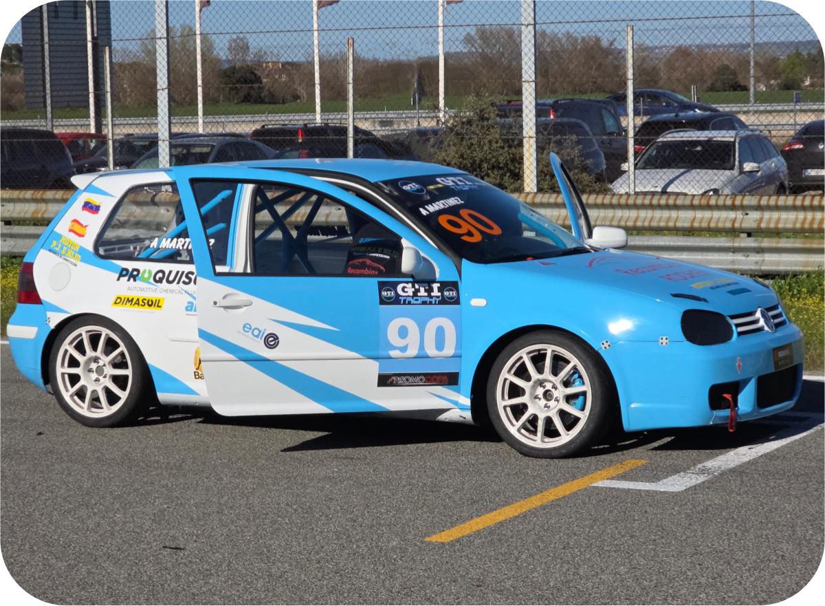 Rotulación de coche de competición número 90 azul y blanco