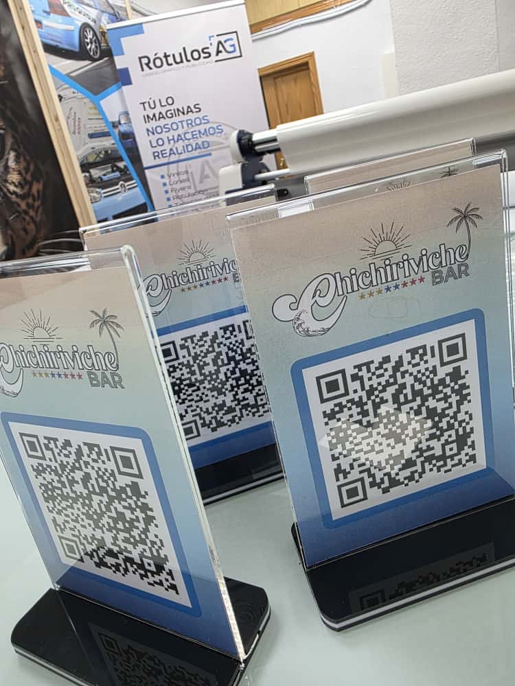 Expositores de metacrilato con QR Chichiriviche Bar