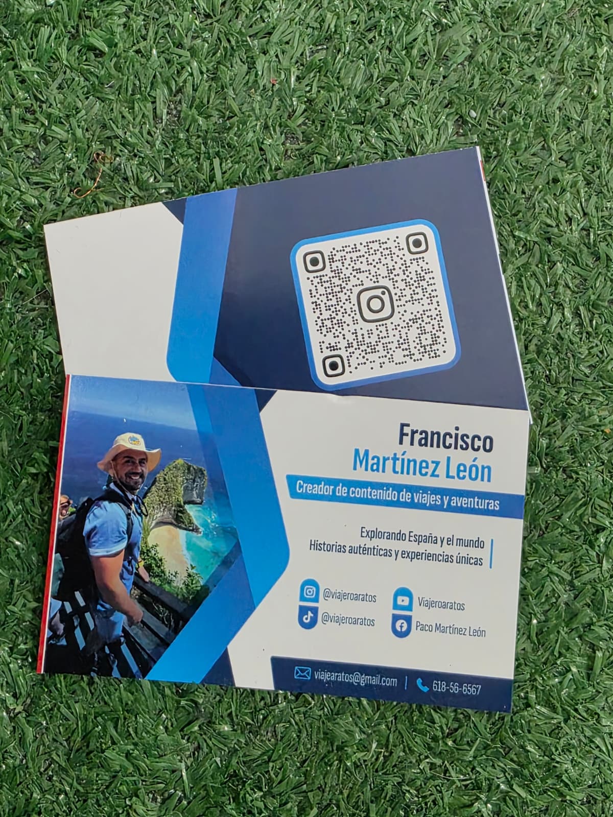 Expositor publicitario para promoción de servicios