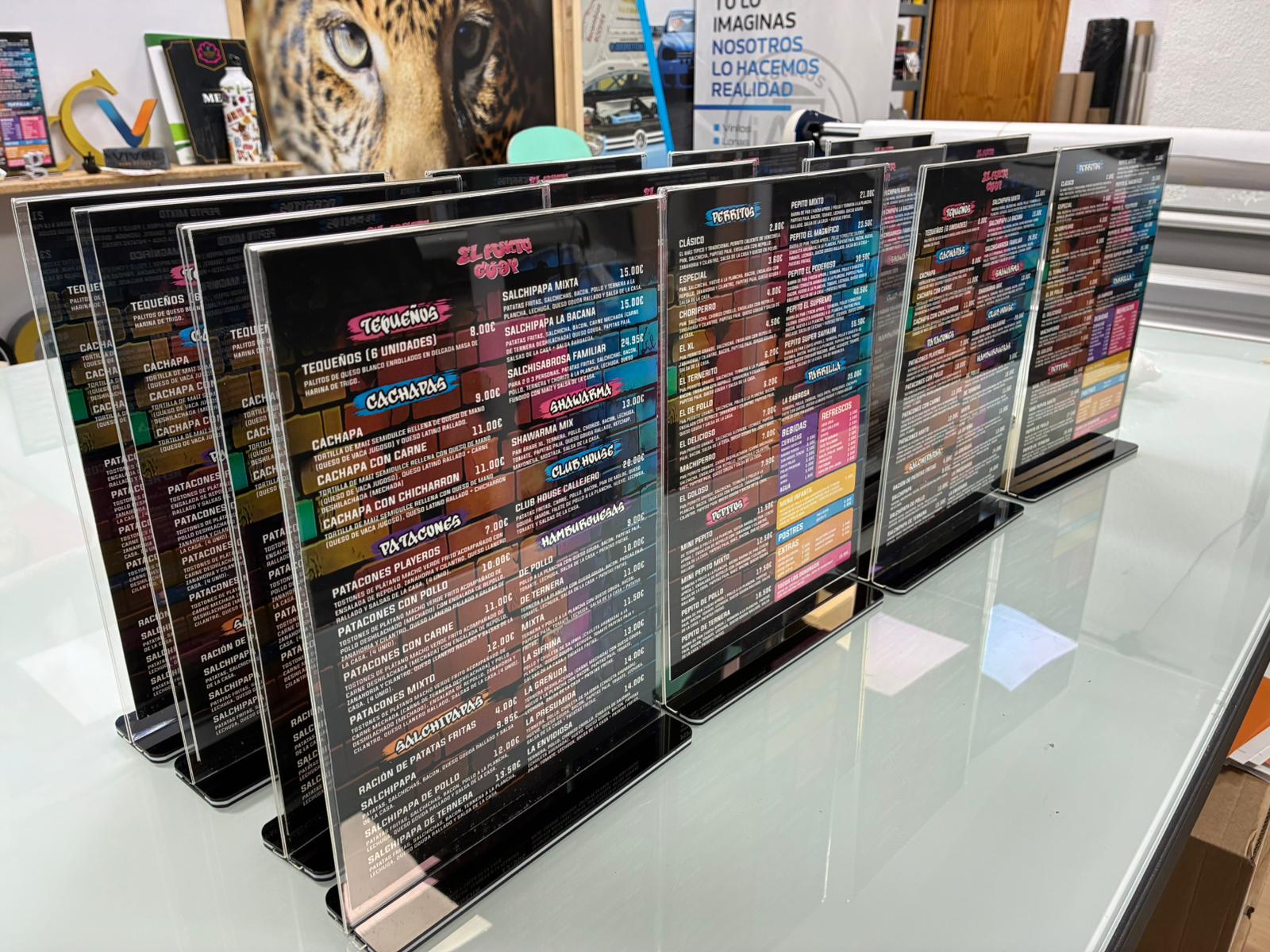 Expositores de metacrilato con cartas de menú en taller