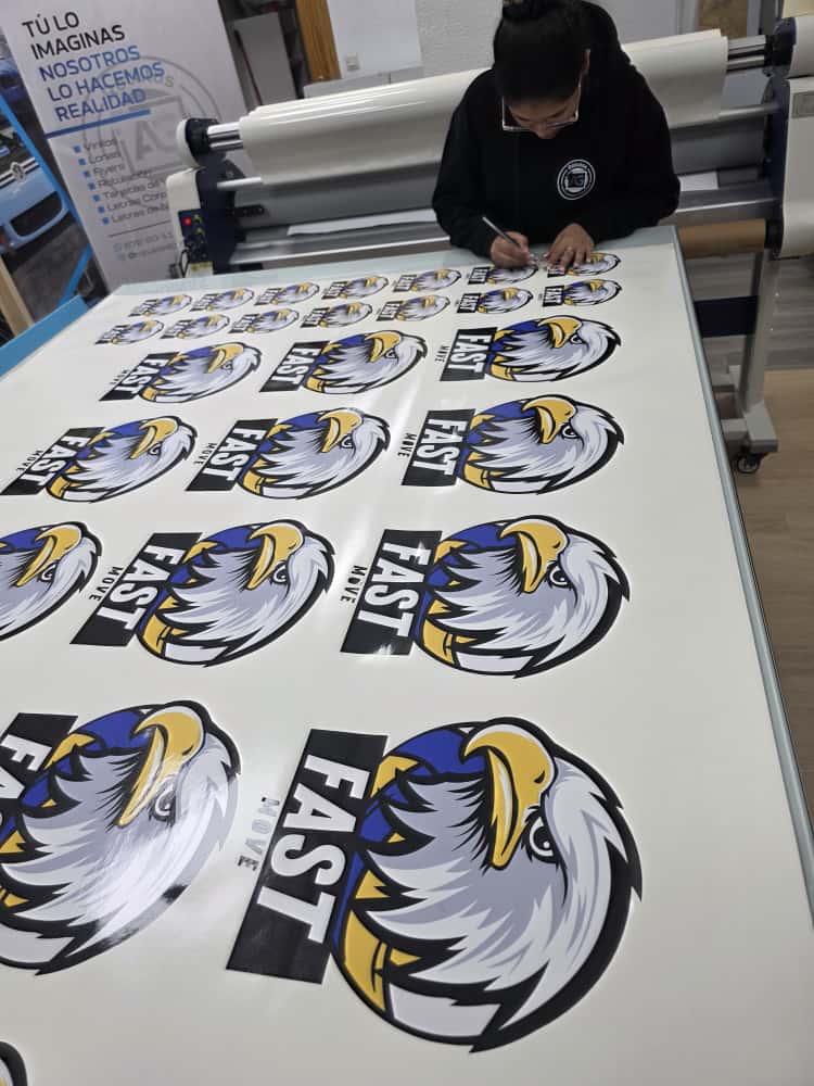 Pegatinas personalizadas Fast Eagle en producción plotter