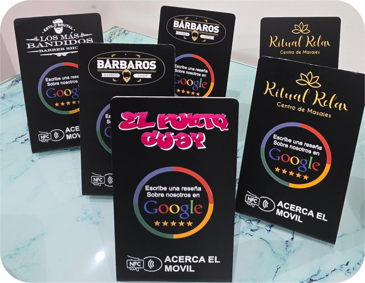 Tarjetas NFC Google Reviews para varios negocios sobre mesa de cristal