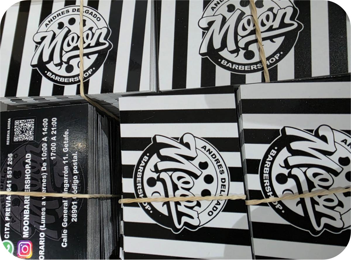 Tarjetas de visita Moon Barbershop blanco y negro con QR