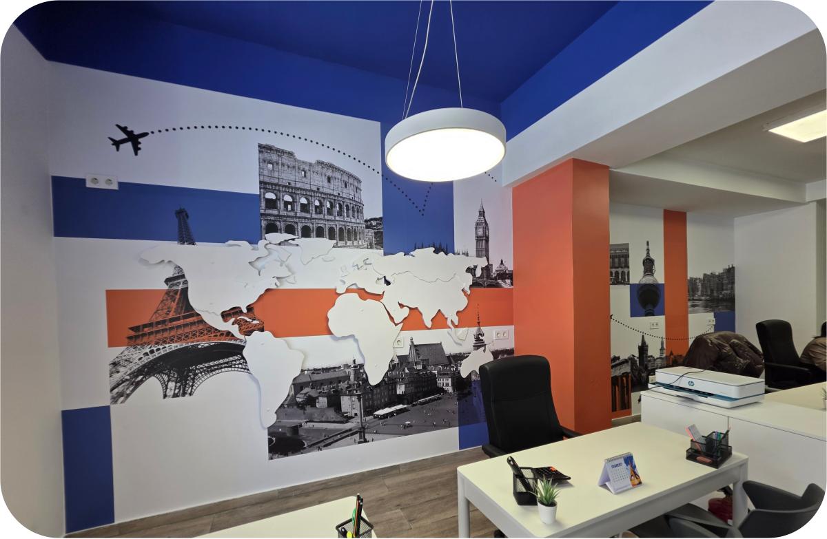Letras corpóreas y vinilo mural agencia de viajes con mapamundi y monumentos