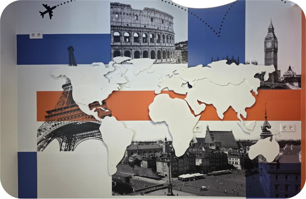 Mural con mapamundi corpóreo y monumentos para agencia de viajes detalle
