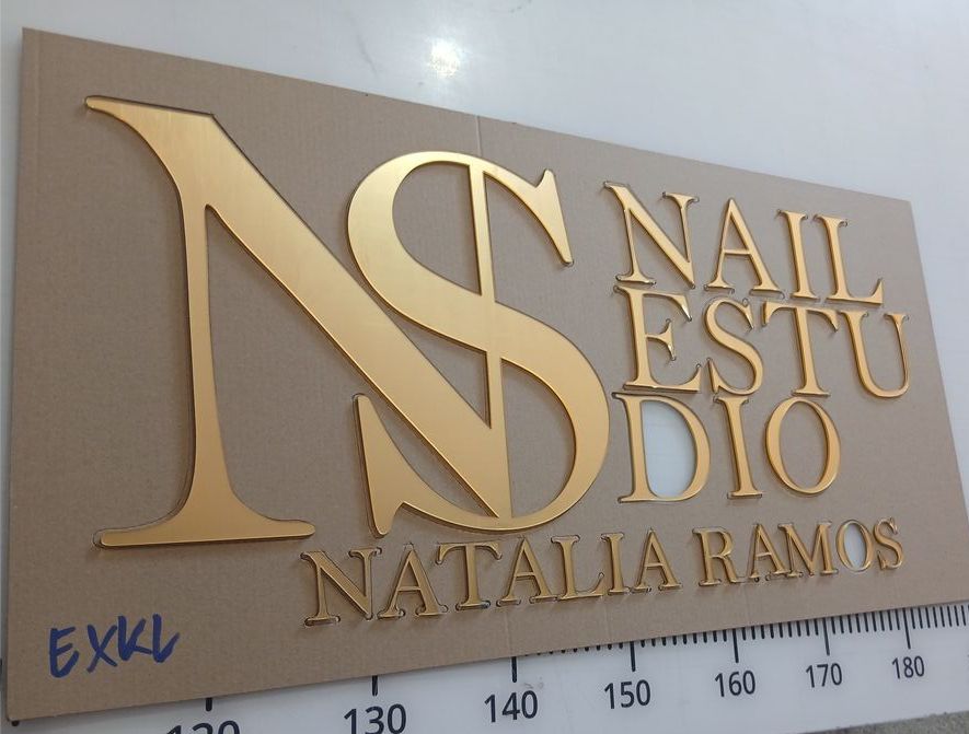 Letras corpóreas doradas en metacrilato NS Nail Estudio Natalia Ramos