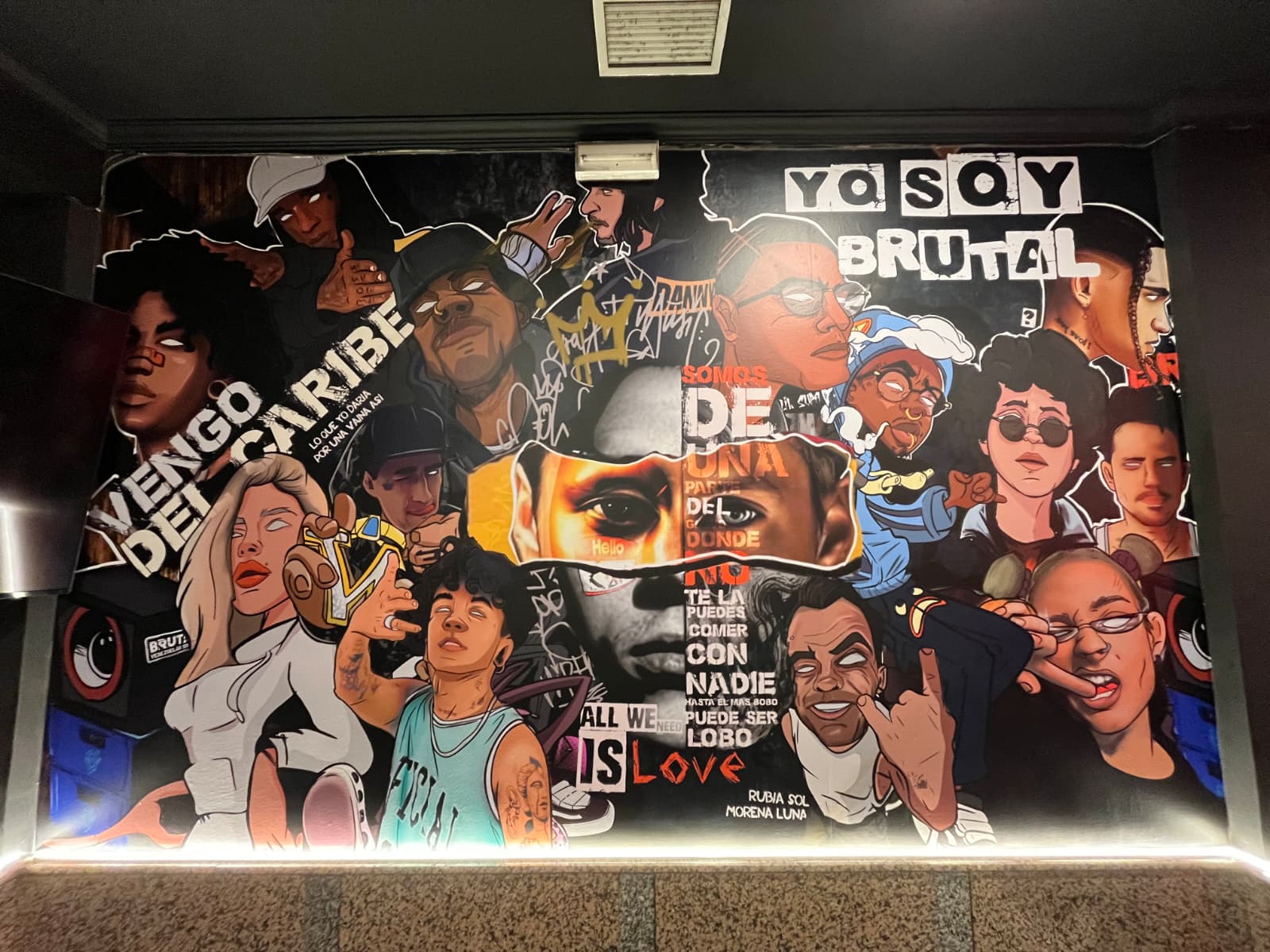 Mural urbano estilo reggaetón y cultura caribeña