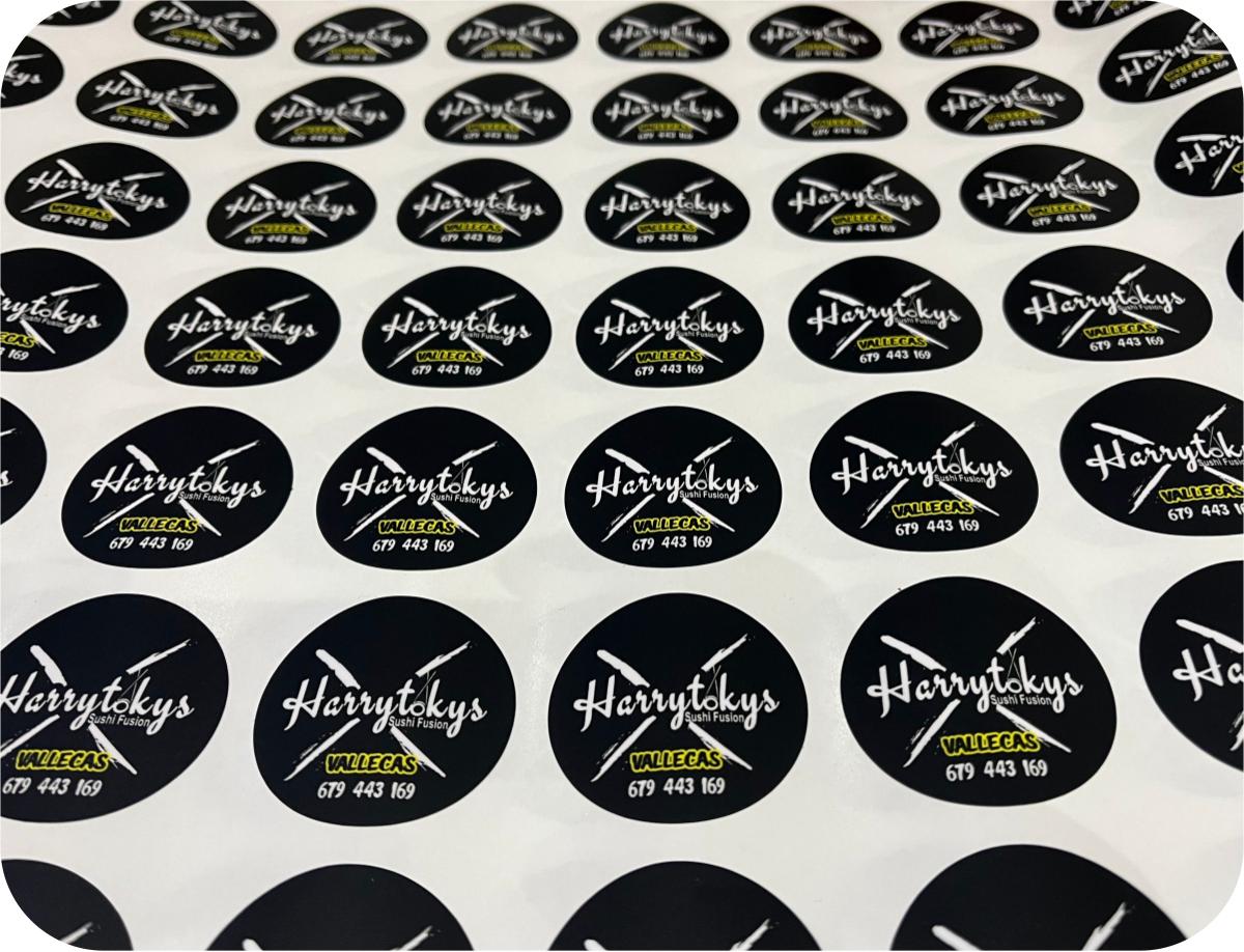 Pegatinas redondas Harrytokys Sushi Fusion Vallecas en pliego negro