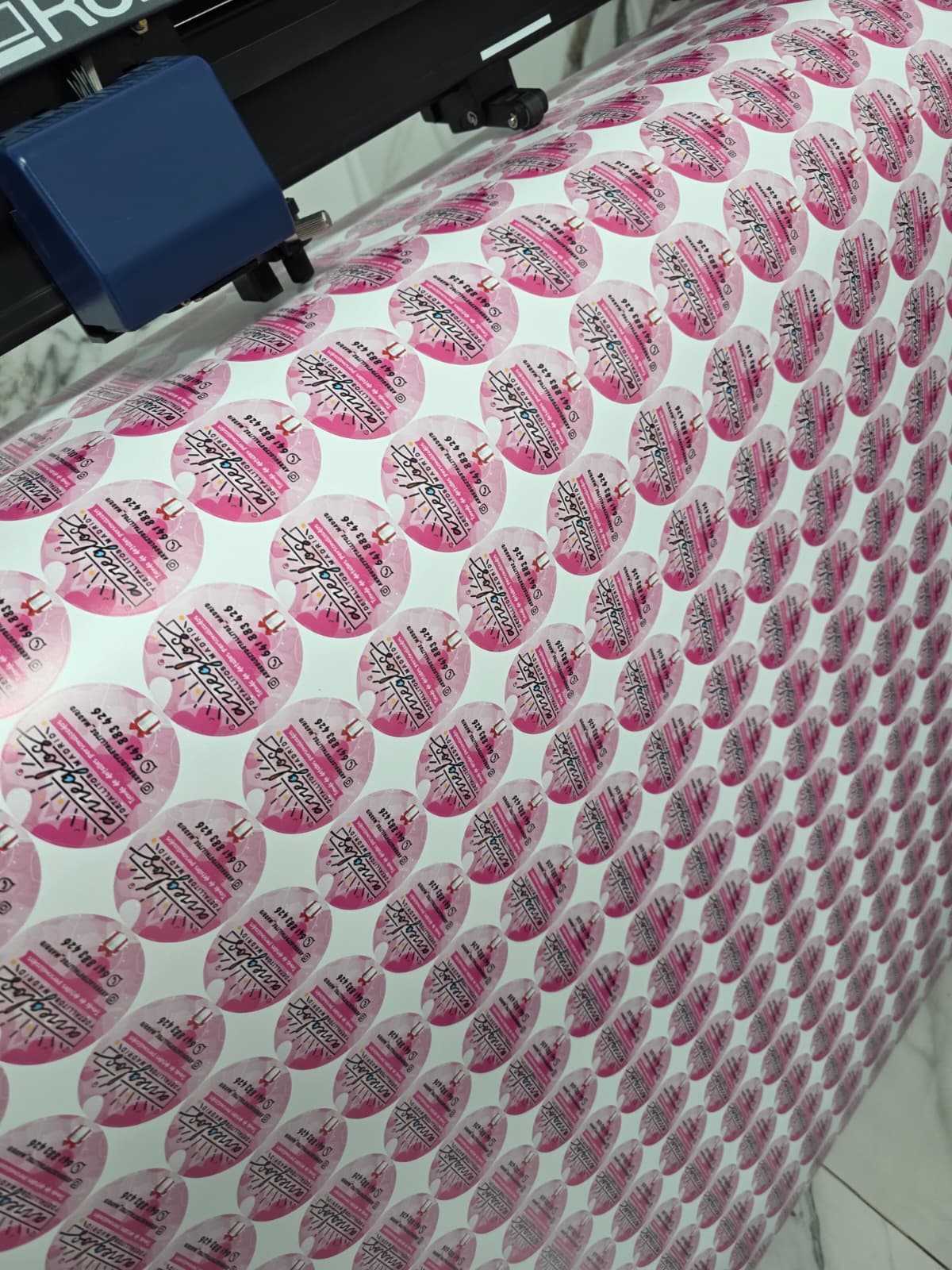 Pegatinas redondas rosas personalizadas en producción plotter