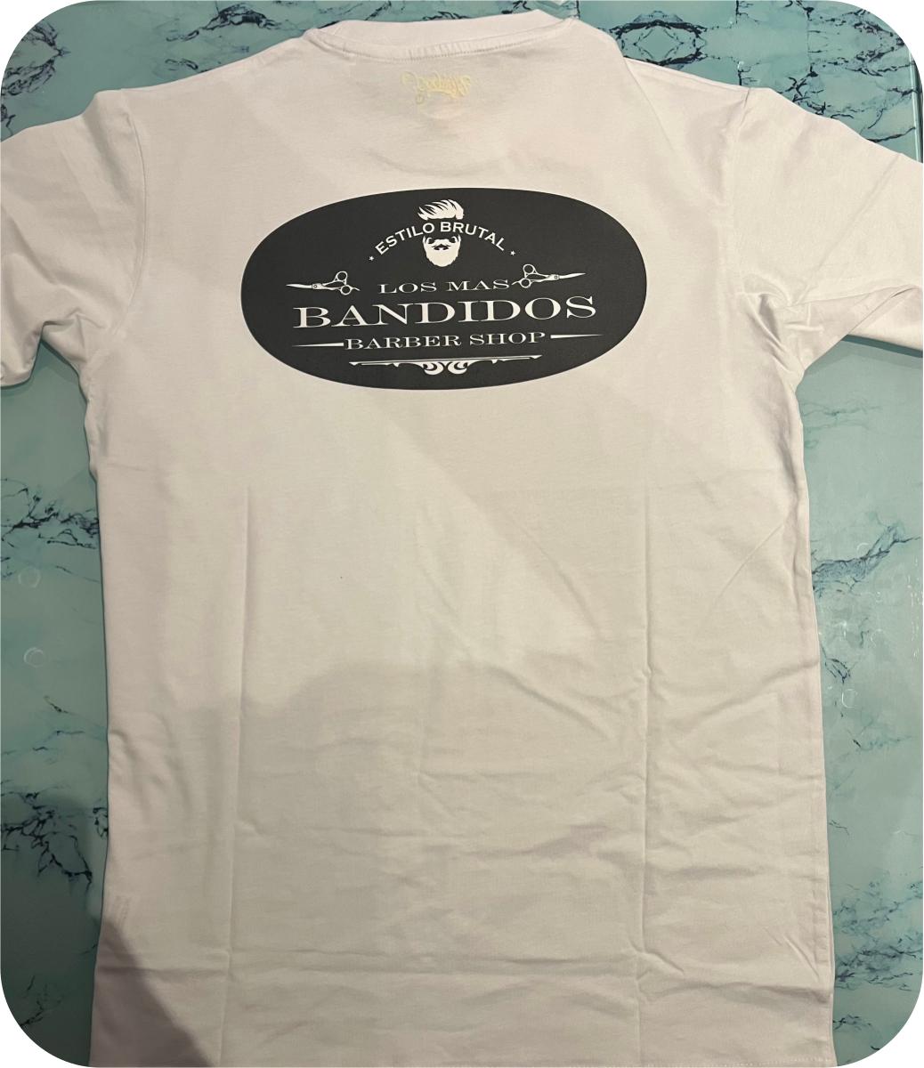 Camiseta blanca Los Más Bandidos Barber Shop logo estampado