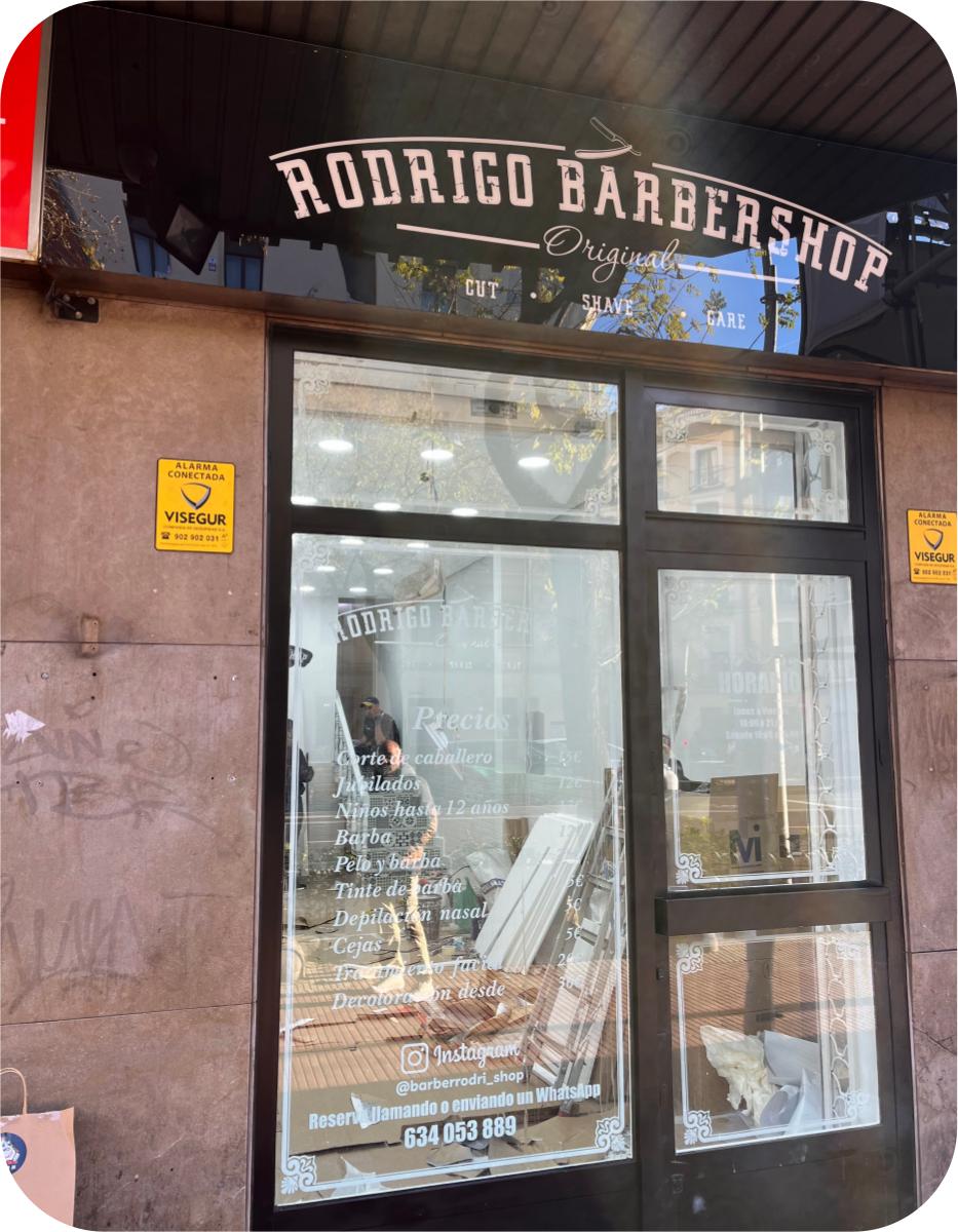 Fachada completa Rodrigo Barbershop con rótulo y escaparate