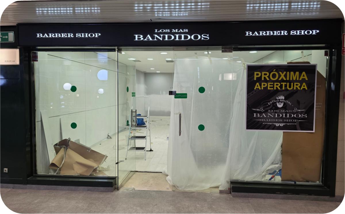Fachada Los Más Bandidos Barber Shop con cartel de próxima apertura
