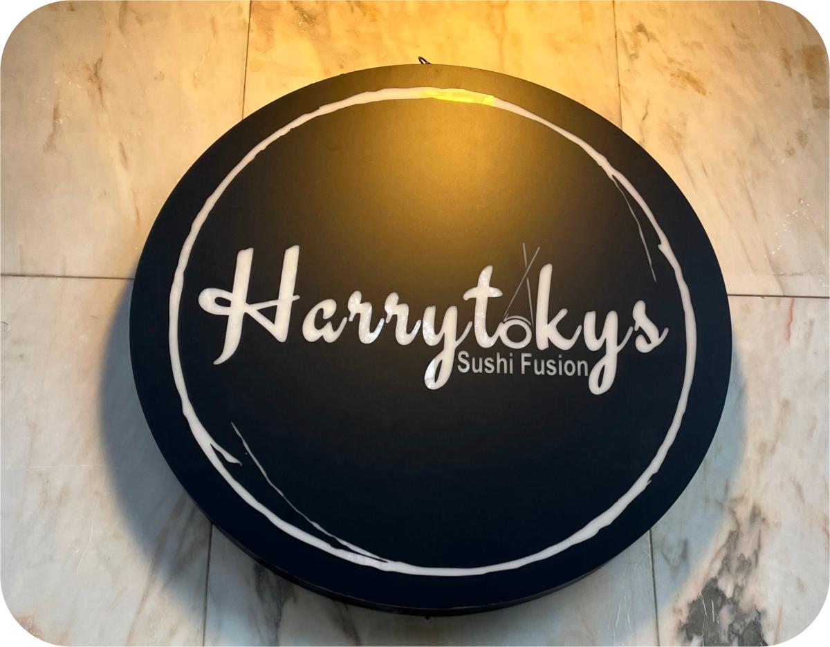 Rótulo circular luminoso Harrytokys Sushi Fusion sobre mármol