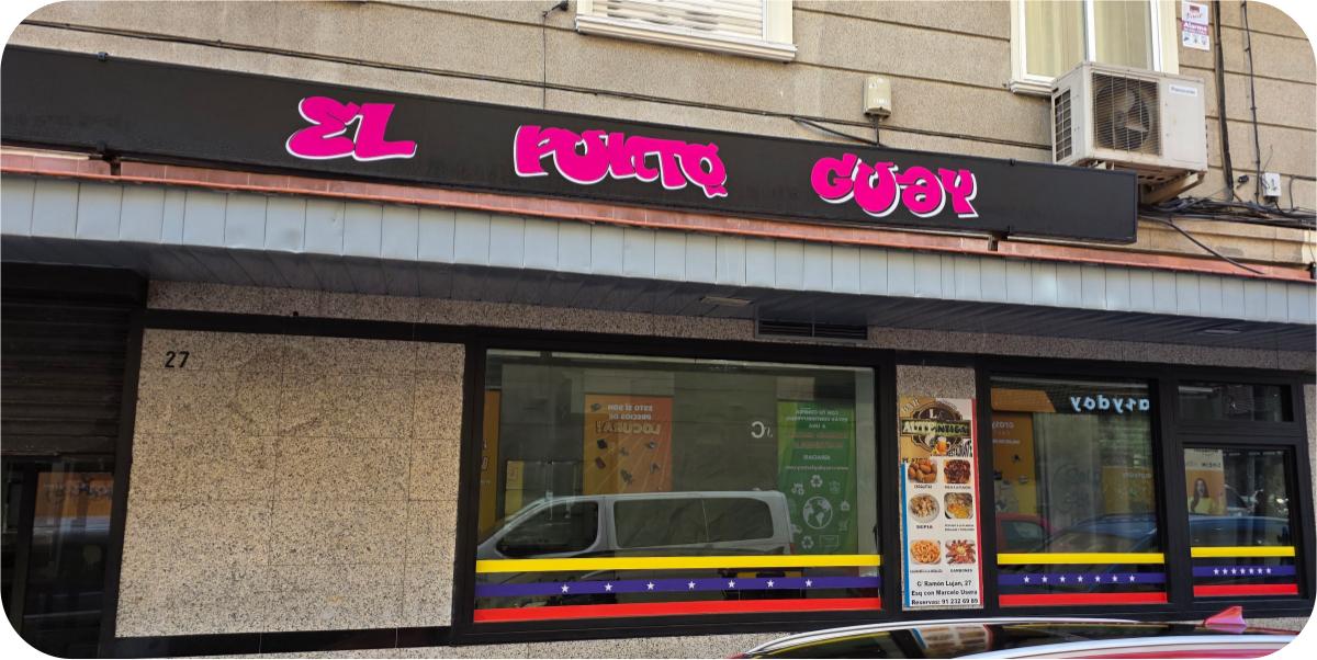 Fachada rotulada El Punto Guay con letras corpóreas rosas
