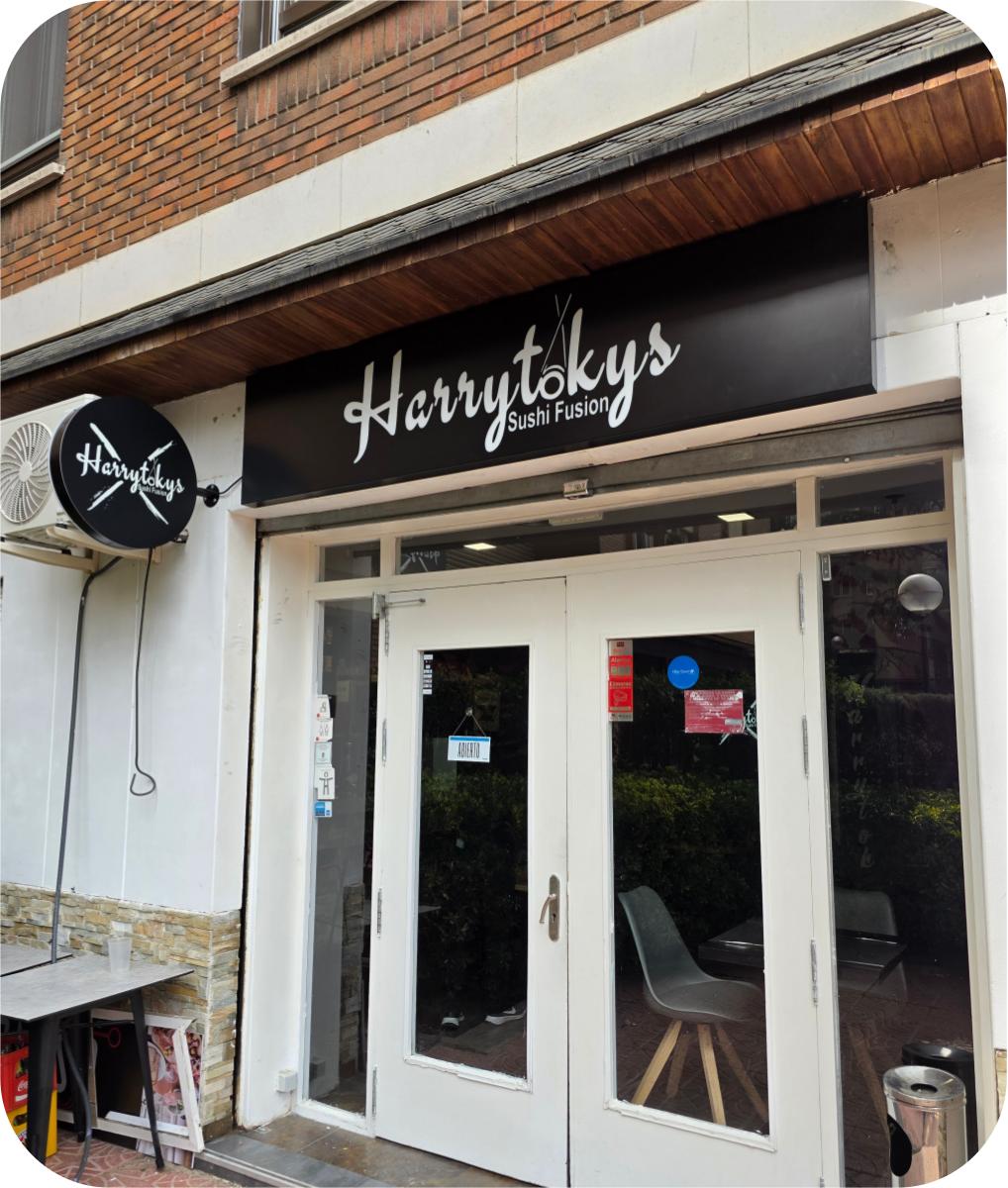 Fachada completa Harrytokys Sushi Fusion con banderola