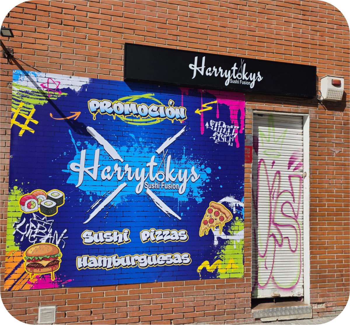 Mural exterior graffiti Harrytokys con promoción sushi pizzas hamburguesas