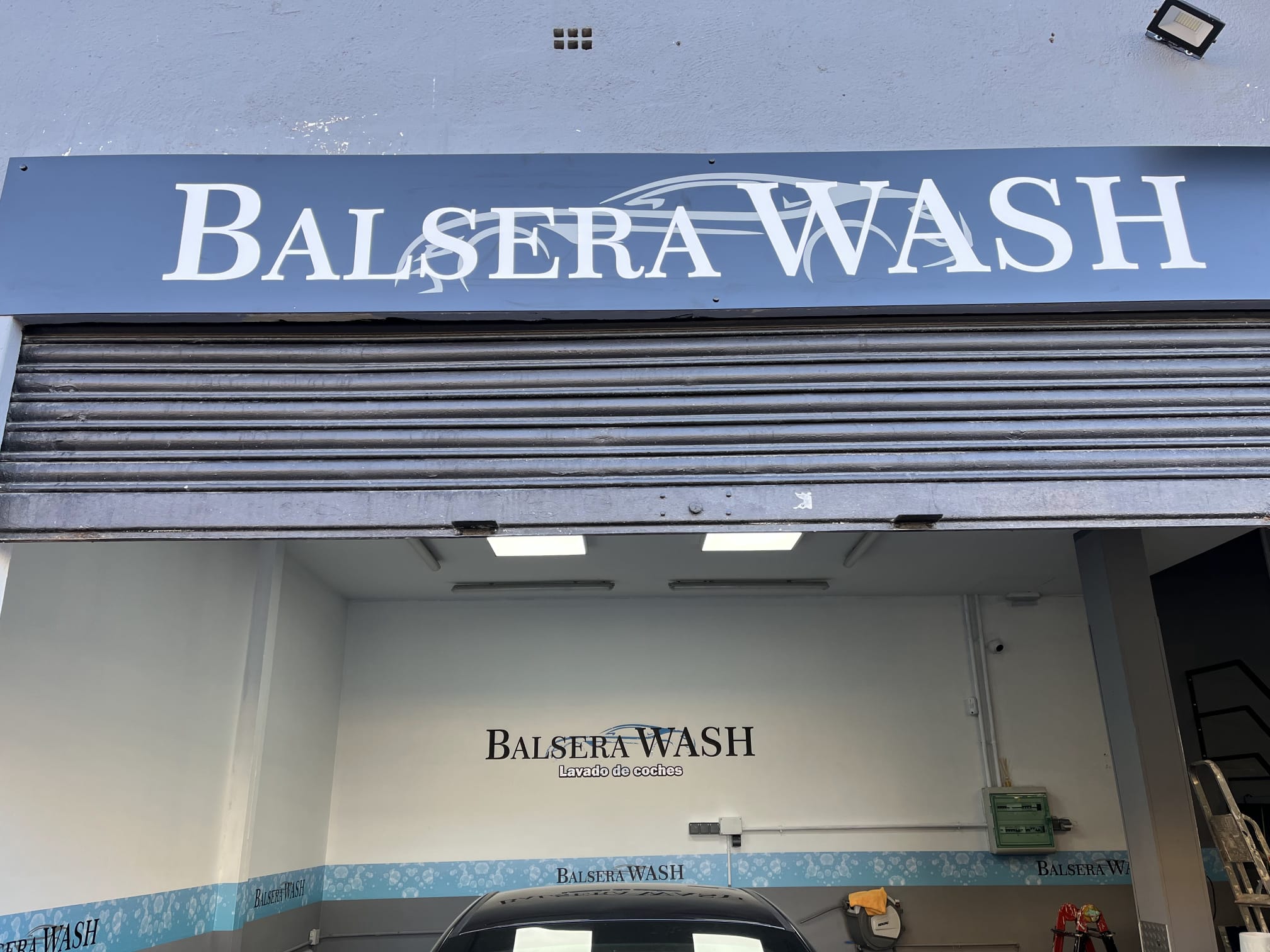 Rótulo exterior luminoso Balsera Wash — lavado de coches