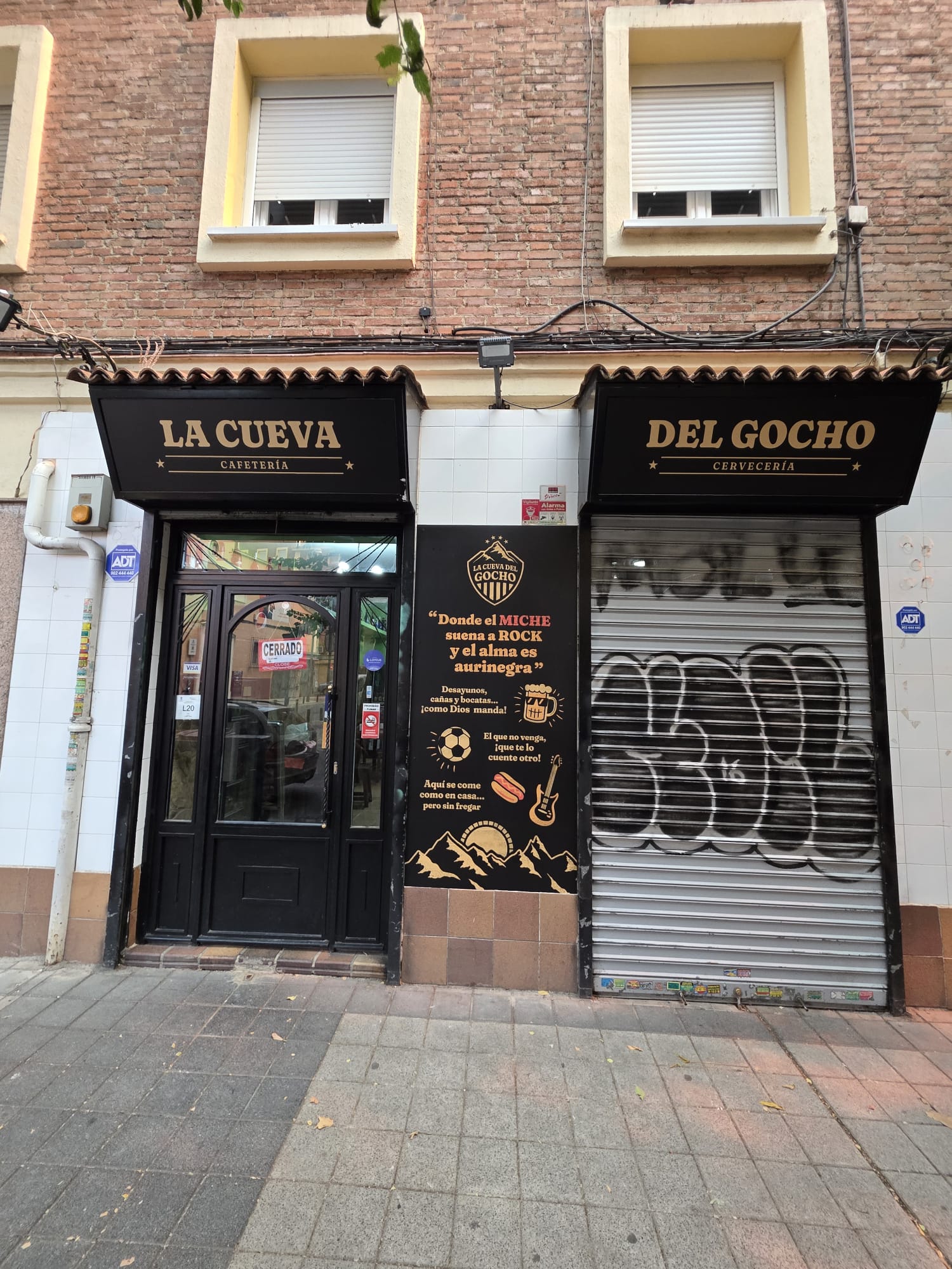 Rotulación completa de fachada La Cueva del Gocho