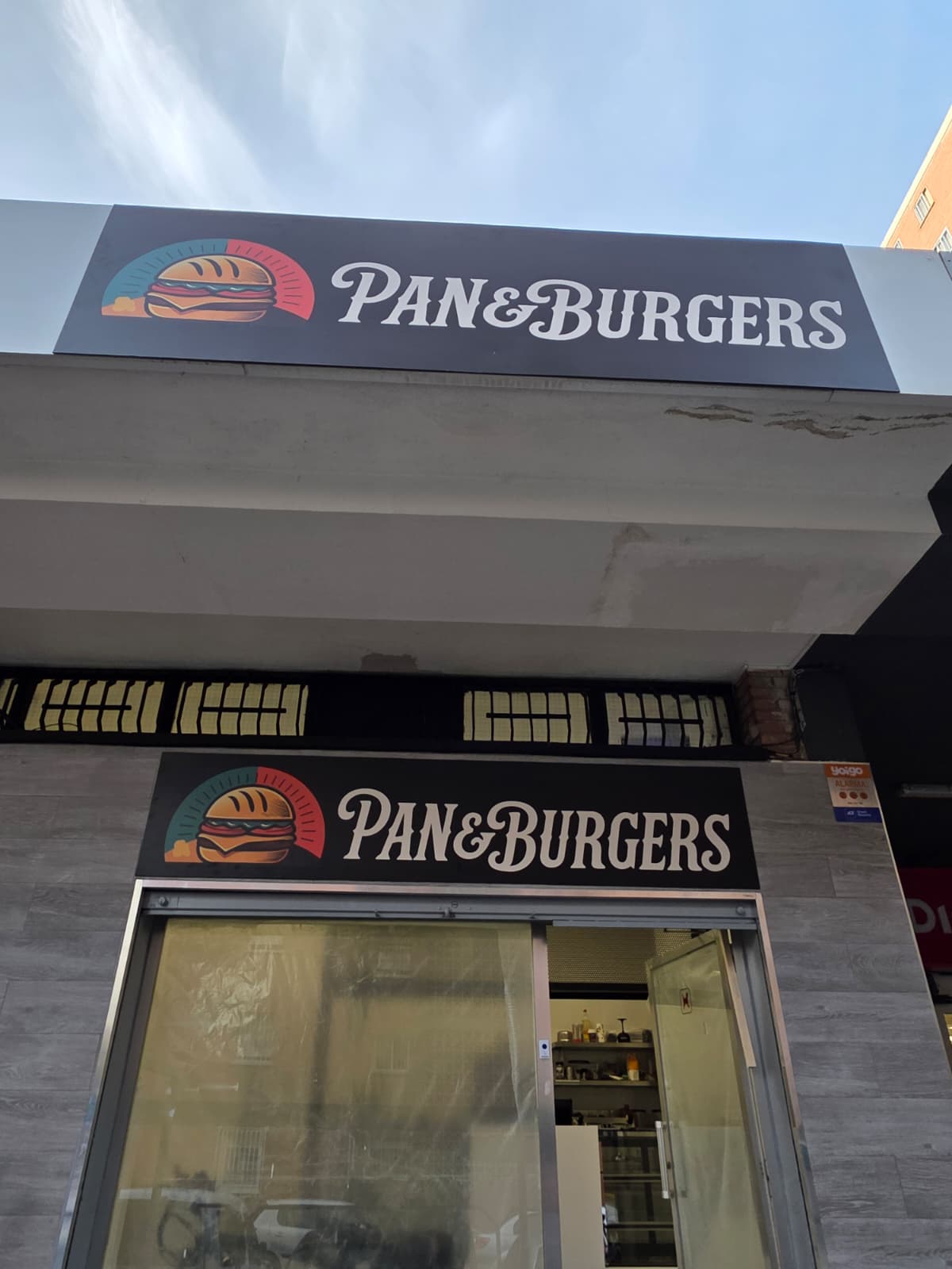 Rótulo luminoso doble para Pan&Burgers hamburguesería