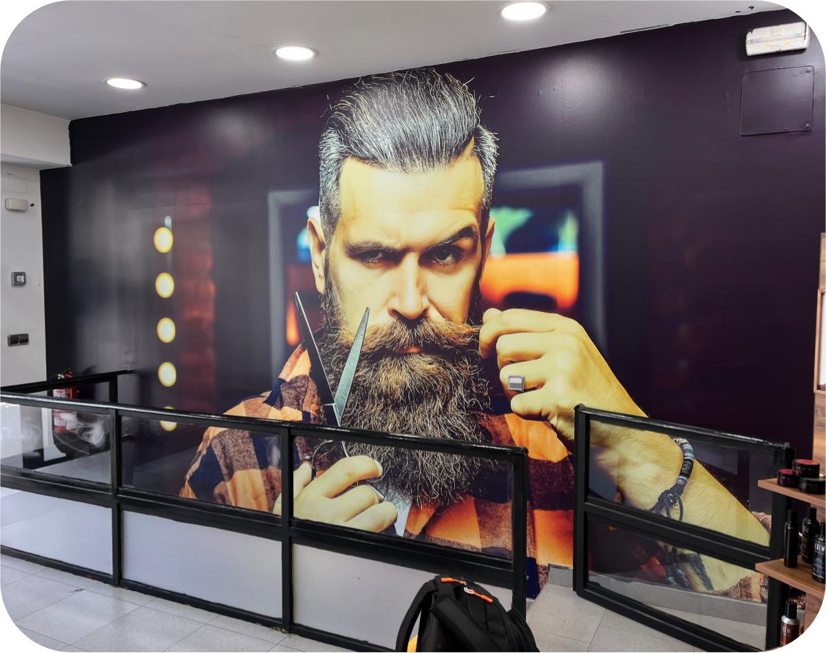 Vinilo gran formato barbero con tijeras para interior de barbería