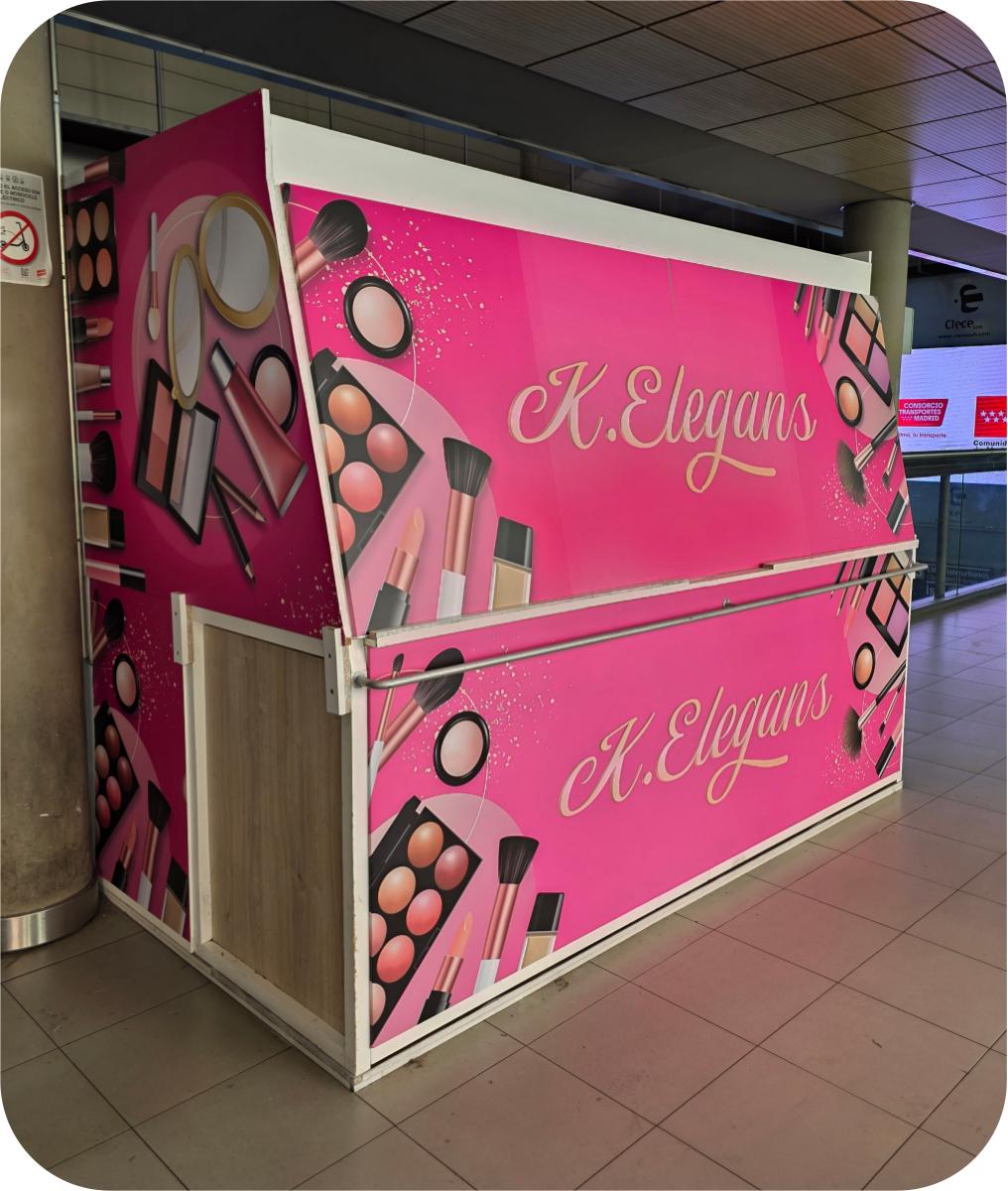 Kiosco K.Elegans rotulado completo con vinilo rosa de maquillaje en estación