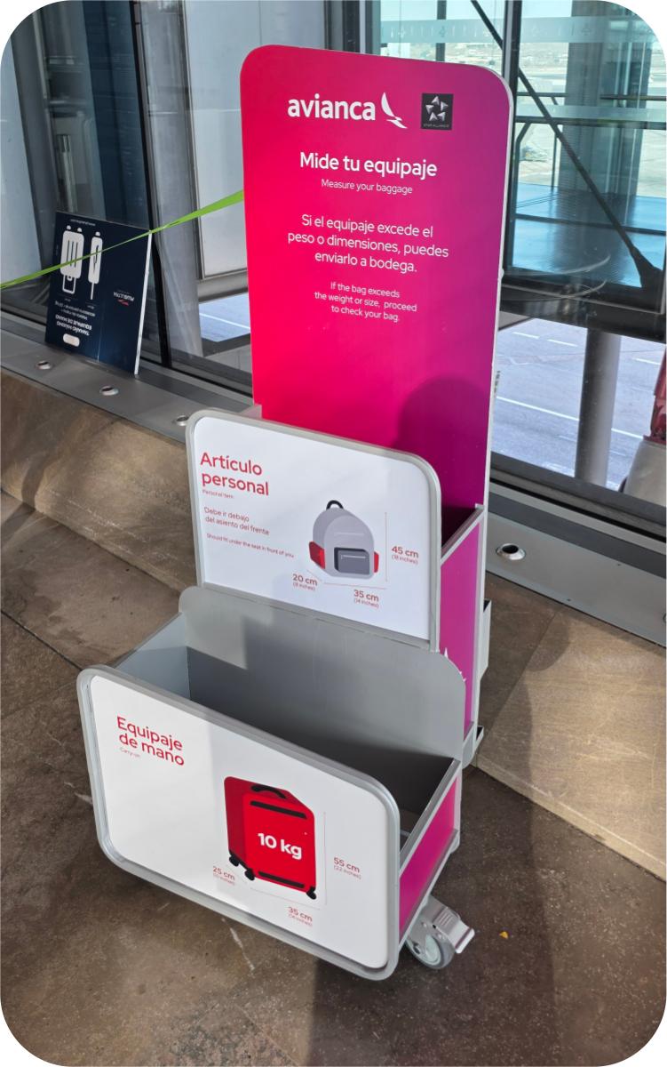 Expositor PLV Avianca Mide tu equipaje impreso en vinilo