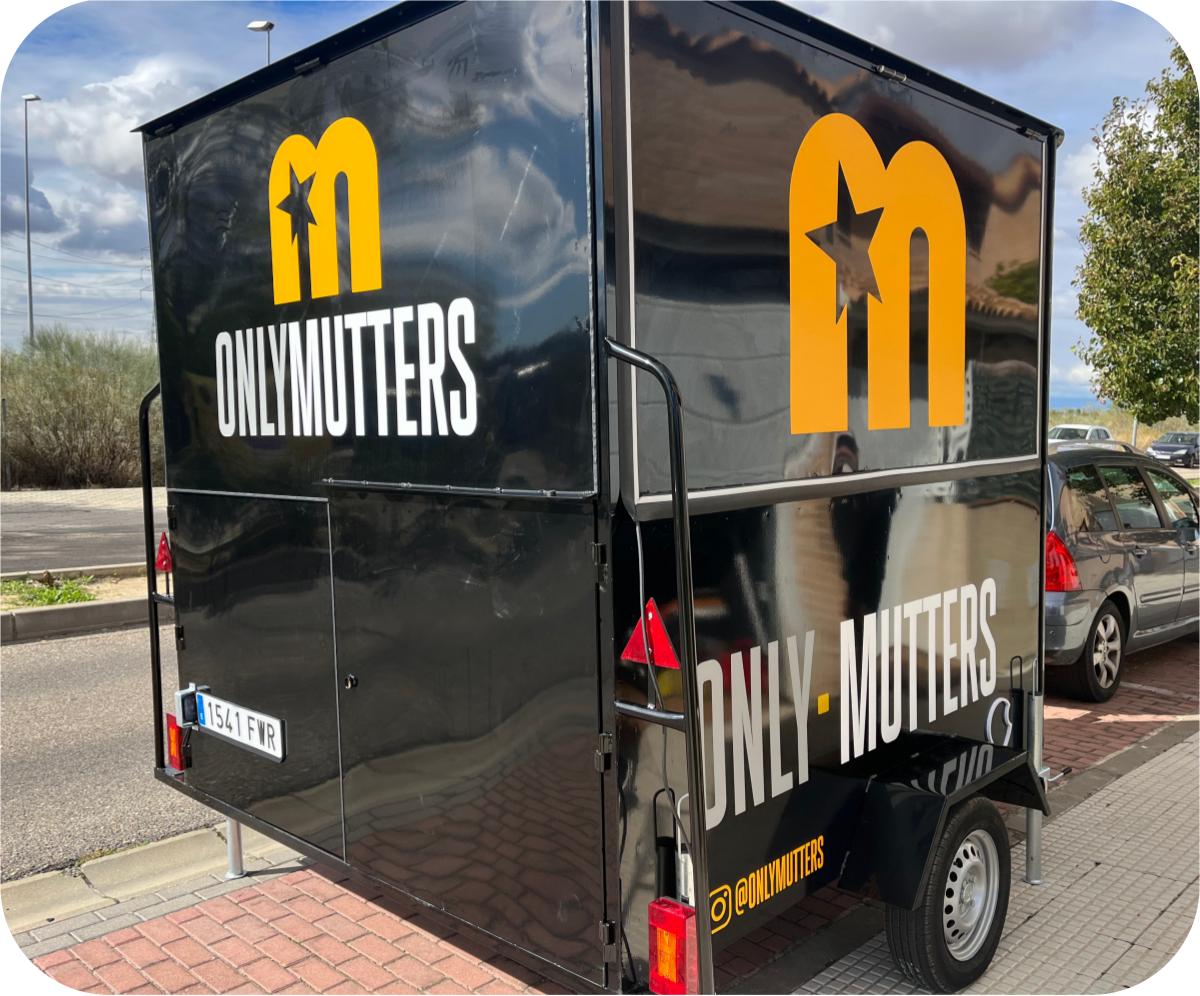 Rotulación de remolque Only Mutters con vinilo negro y dorado