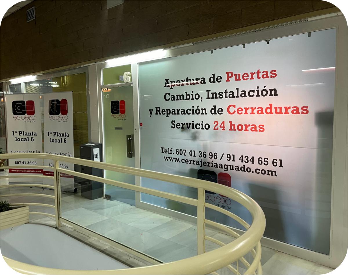 Vinilo de escaparate Cerrajería Aguado apertura puertas 24 horas