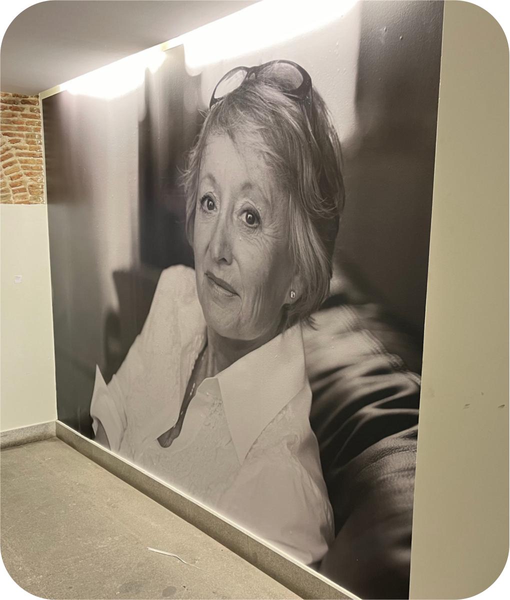 Vinilo retrato gran formato en blanco y negro Yvonne Blake