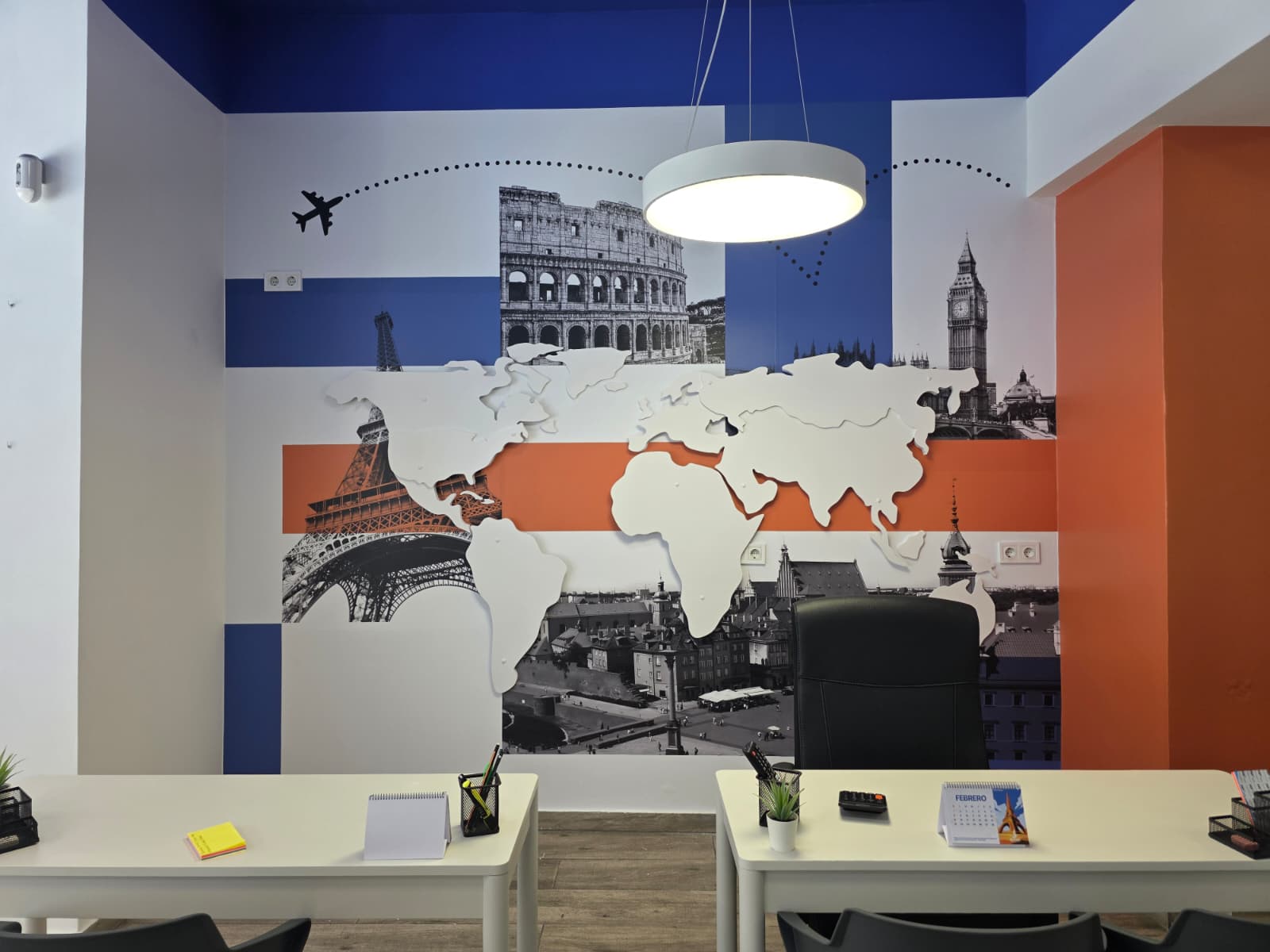 Vinilo mural de oficina con mapamundi y monumentos para agencia de viajes
