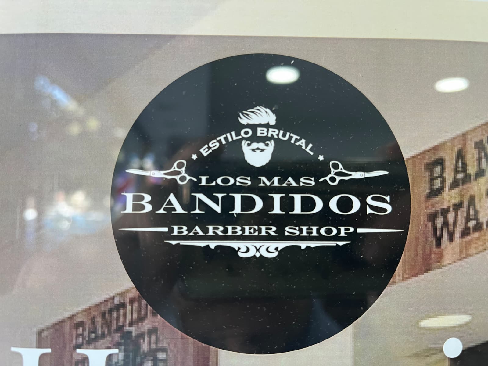 Vinilo de escaparate para Los Más Bandidos Barber Shop