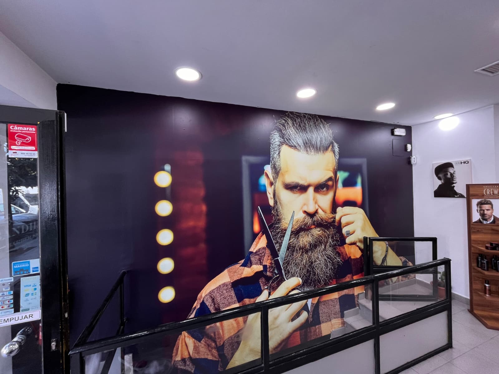 Vinilo de gran formato para interior de barbería