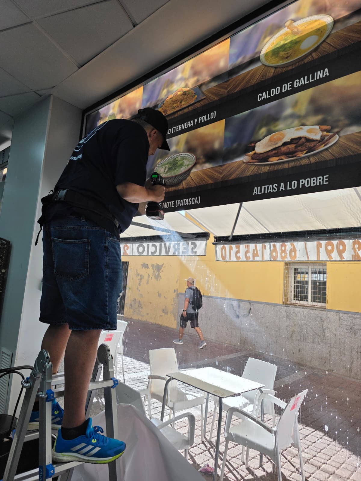 Vinilo de escaparate retroiluminado para Ritual Relax Massage