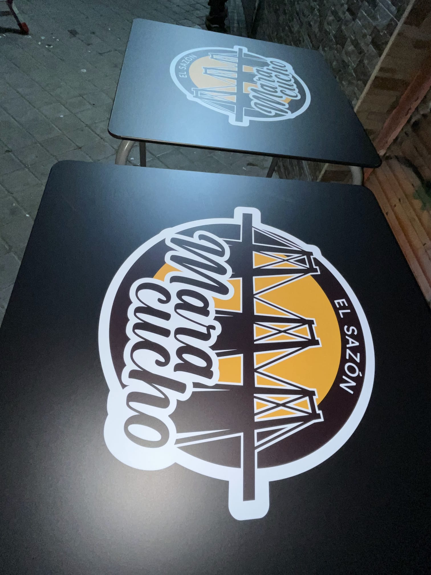 Rotulación de mesas con logo para El Sazón Maracucho