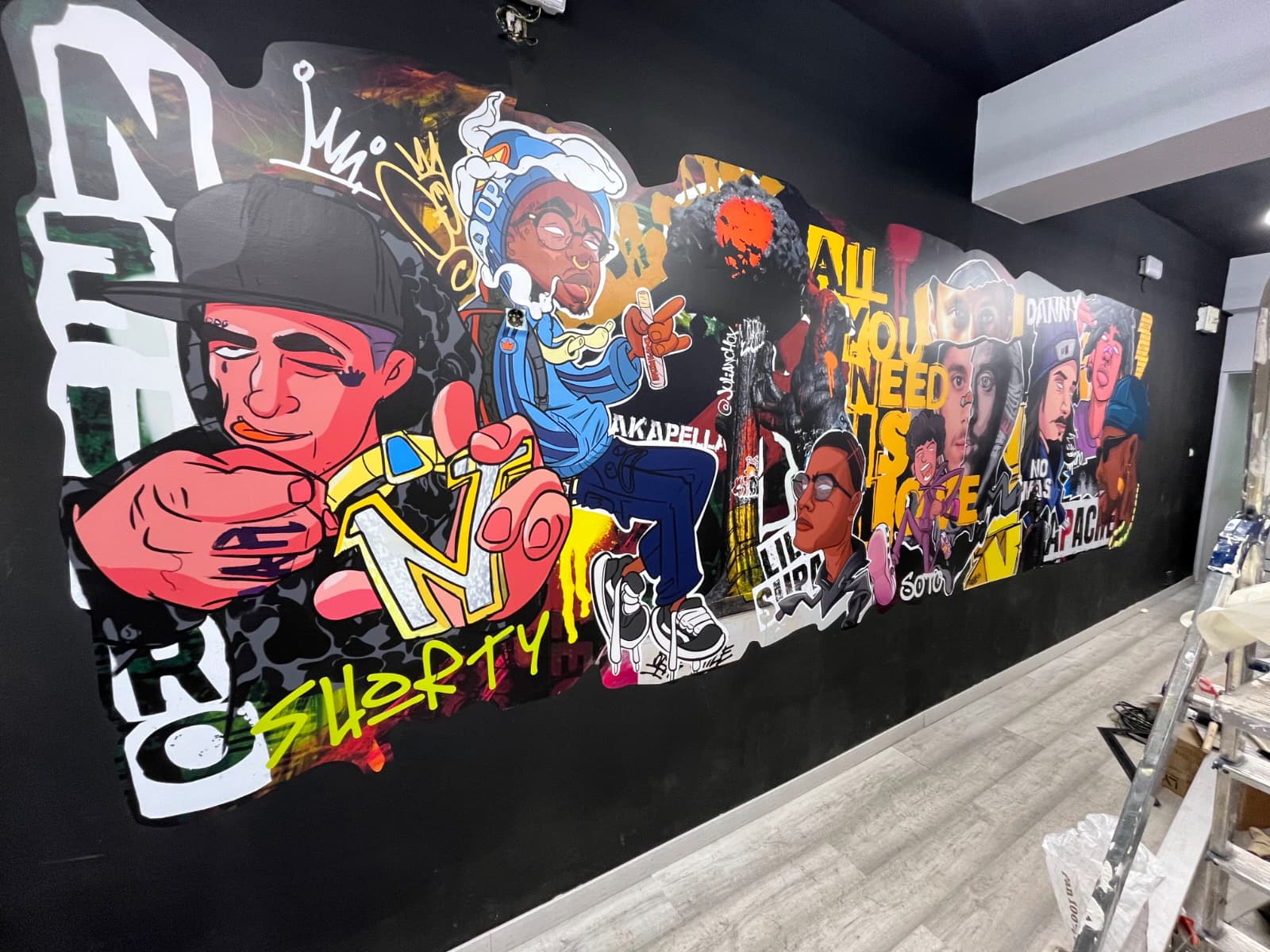 Mural artístico urbano estilo graffiti para local