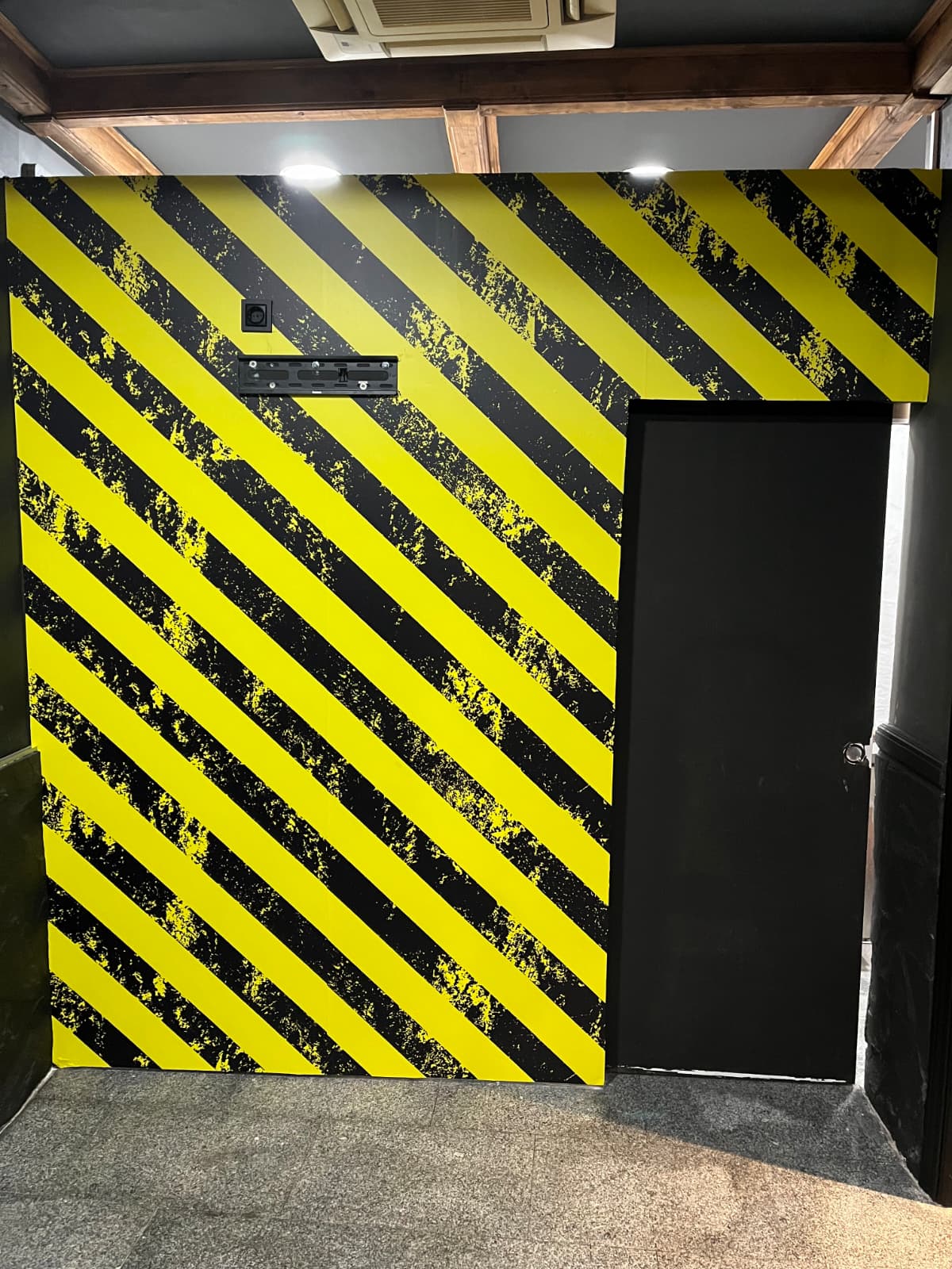 Vinilo decorativo de rayas amarillo y negro estilo industrial