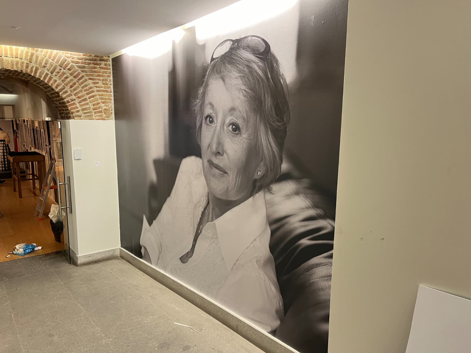 Vinilo retrato gran formato en blanco y negro para interior