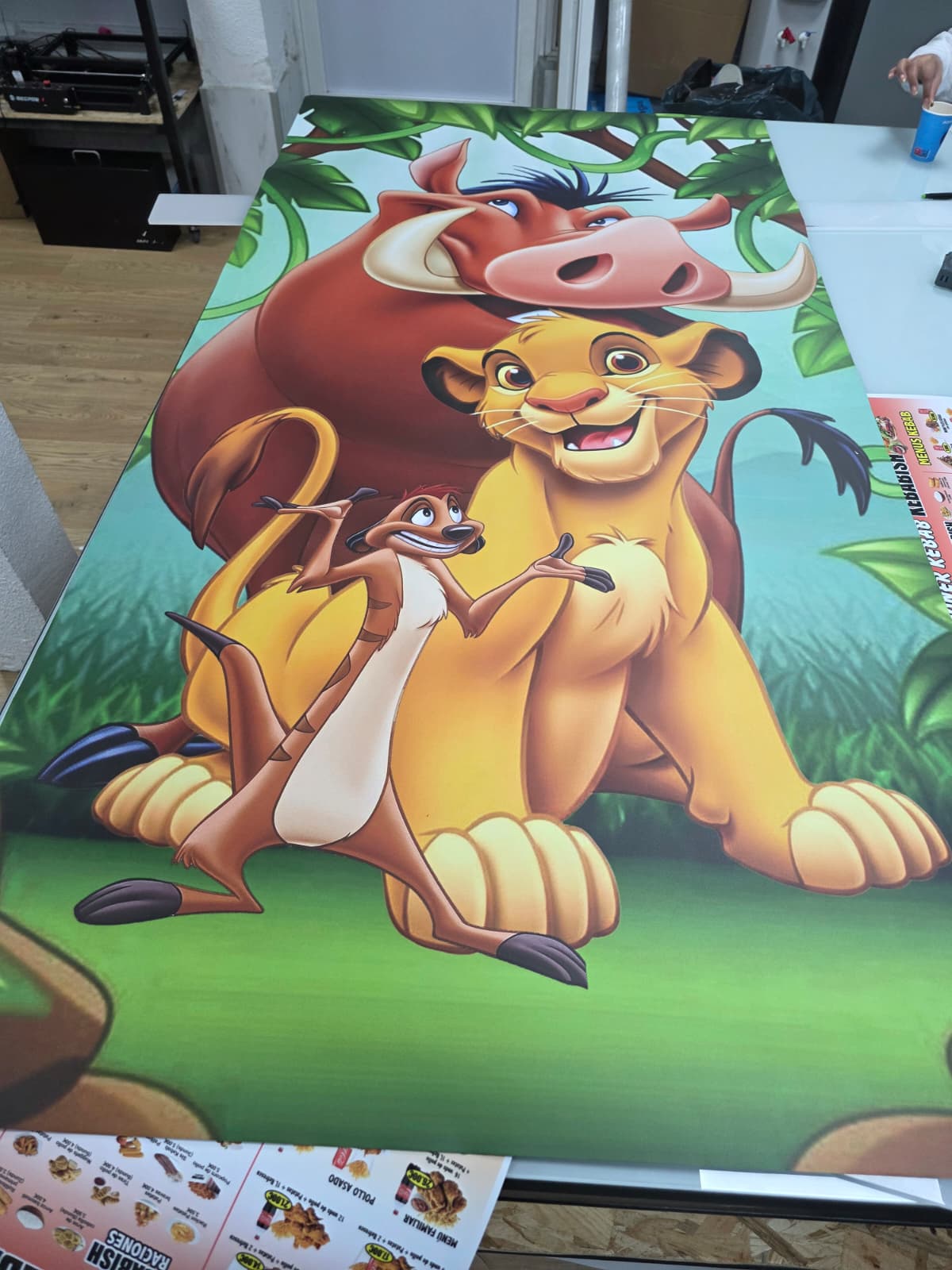 Vinilo decorativo impreso del Rey León para local infantil