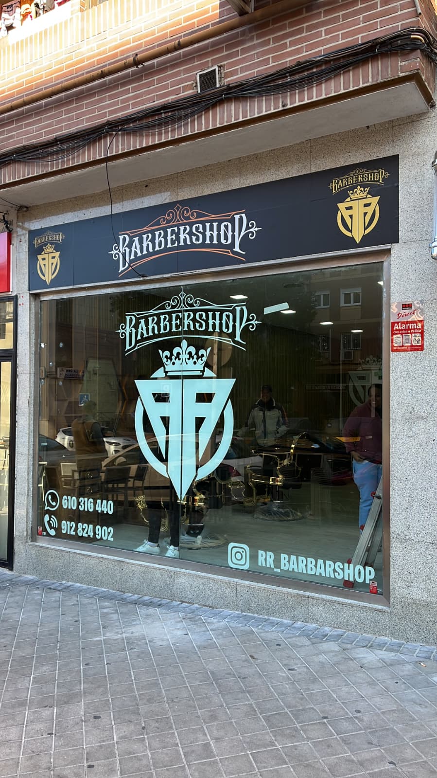 Vinilo de fachada completa para RR Barbershop