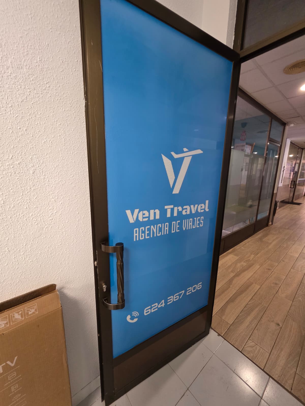 Vinilo en puerta de cristal para Ven Travel agencia de viajes